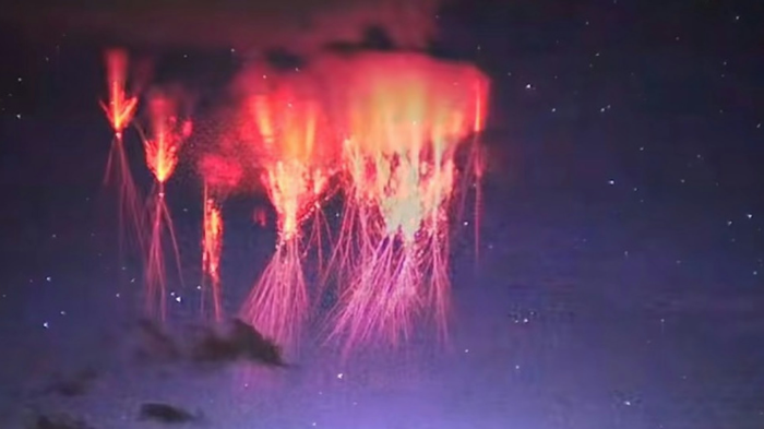 Tia sét đỏ hiếm gặp được phát hiện ở Tây Tạng.