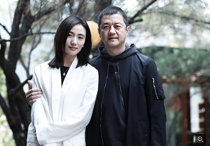 Lý Á Bằng và người vợ trẻ ở hiện tại.