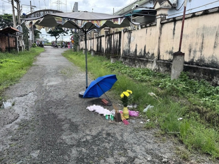 Hiện trường phát hiện thi thể bé gái sơ sinh. Ảnh: báo Người Lao Động