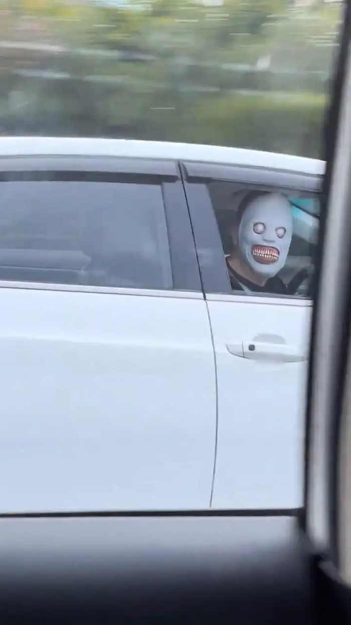 Người đàn ông đeo mặt nạ kinh dị 'chọc ghẹo' xe khác giữa cao tốc, nữ hành khách hét lên hoảng loạn Ảnh 2