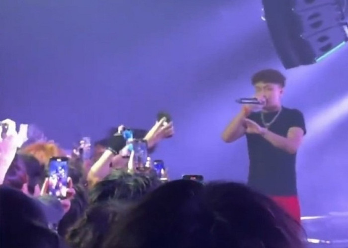 Nam ca sĩ ngừng biểu diễn để bắt tên biến thái, sàm sỡ khán giả nữ Ảnh 3
