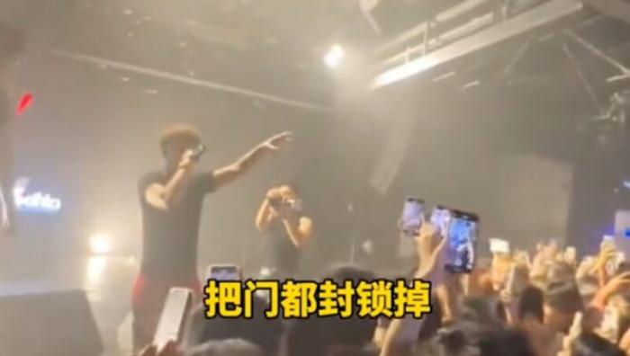 Nam ca sĩ ngừng biểu diễn để bắt tên biến thái, sàm sỡ khán giả nữ Ảnh 2