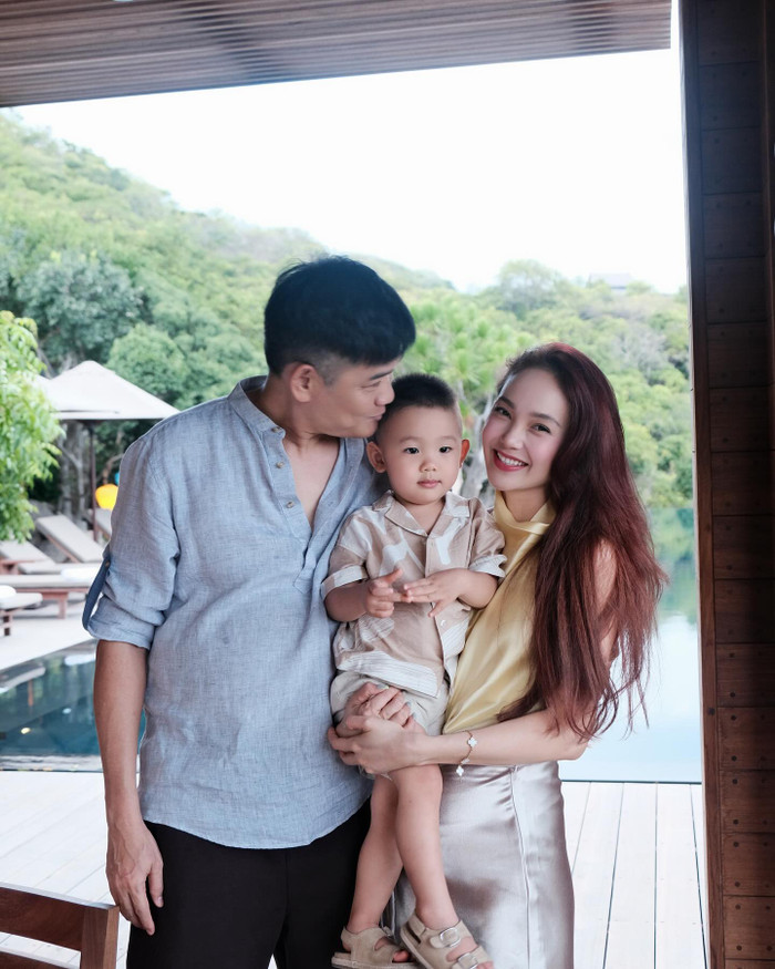 Minh Hằng hạnh phúc khi chụp ảnh cùng chồng và con trai. Ảnh: FBNV