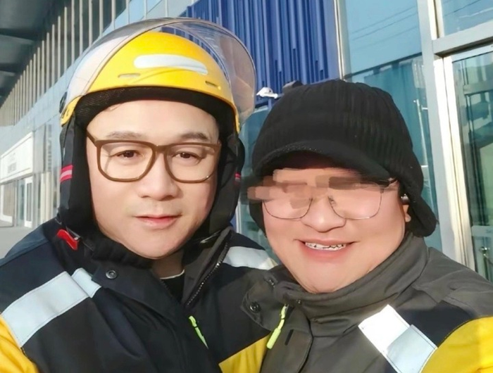 Khán giả còn bắt gặp hình ảnh nam diễn viên nổi tiếng một thời đi làm shipper mưu sinh. (Ảnh: Sohu)