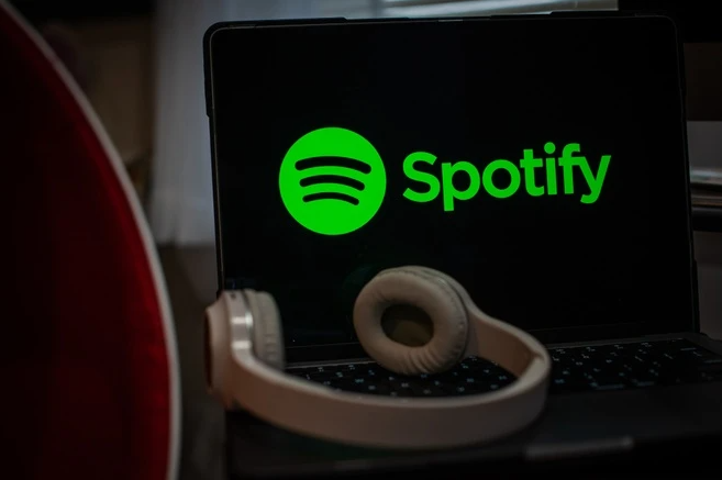 Spotify sẽ triển khai tính năng nhắn tin nhằm thu hút thêm người dùng. (Ảnh: Bloomberg)