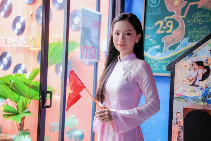 Ngoài đời, Lê Hạ Anh sở hữu nhan sắc xinh xắn, dịu dàng và rất đỗi yêu kiều (Ảnh: Facebook nhân vật). 