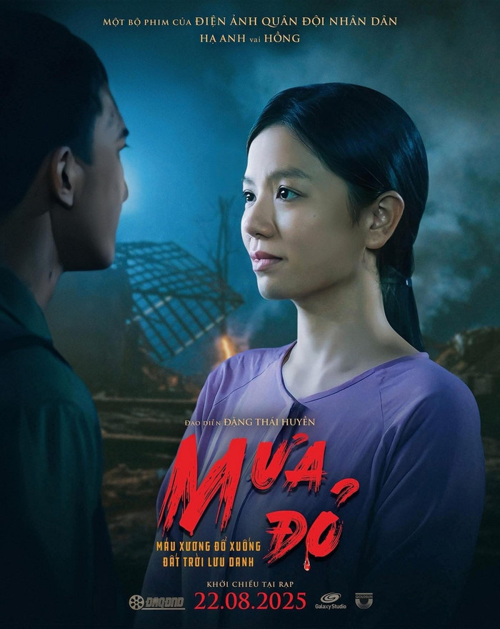 Trong phim điện ảnh Mưa đỏ, Lê Hạ Anh đảm nhận vai diễn Hồng - cô gái lái đò, kiêm công việc y tá, âm thầm chèo thuyền đưa các chiến sĩ sang sông (Ảnh: Nhà sản xuất). 