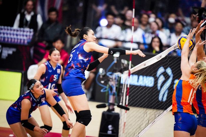CĐV Việt Nam tiếc cho tuyển bóng chuyền nữ Thái Lan. Ảnh: SMM Volleyball