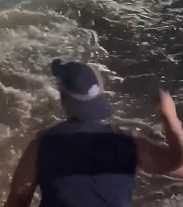 Người đàn ông bị con 'thủy quái' lôi xuống sông tử vong, gia đình bất lực chứng kiến Ảnh 2