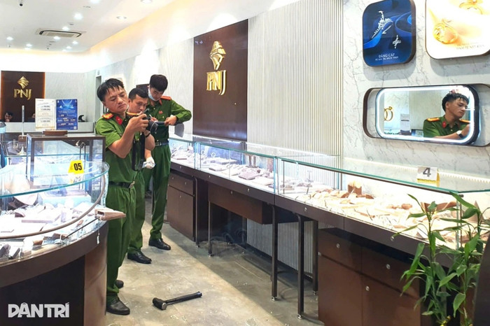 Hiện trường vụ cướp tiệm vàng. Ảnh: báo Dân Trí