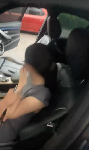 Người chồng bắt quả tang vợ ngoại tình với bác sĩ trong xe hơi, công khai đoạn clip lên mạng xã hội Ảnh 3