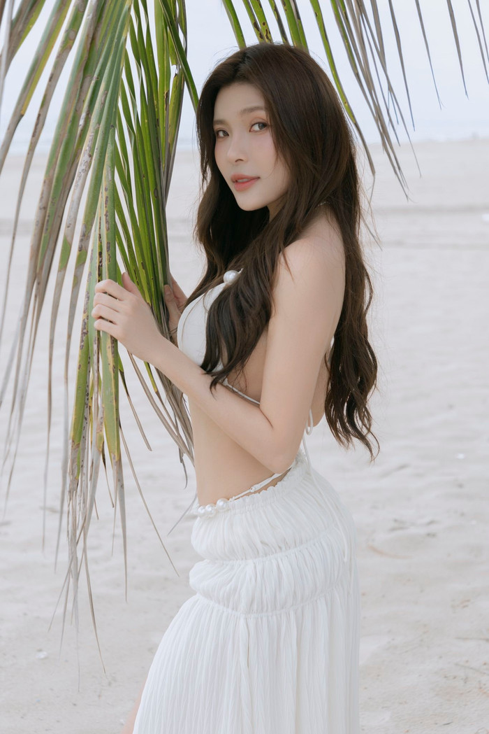 Thúy Diễm đầy gợi cảm khi diện đồ tắm màu trắng tinh khôi. Ảnh: FBNV