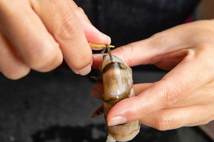 Khi nào không cần rút bỏ đường chỉ đen trên lưng tôm? Ảnh 3