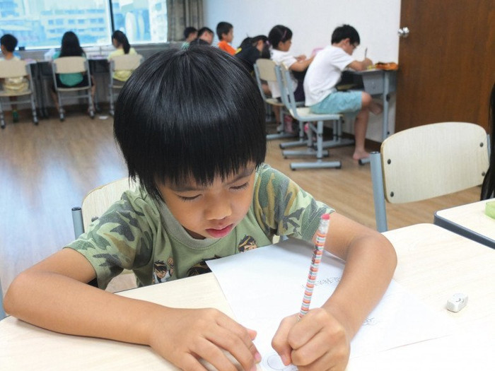 Chỉ vài dòng thôi nhưng bài văn tả cây thước nhựa đã khiến dân mạng thích thú vô cùng. Ảnh minh hoạ