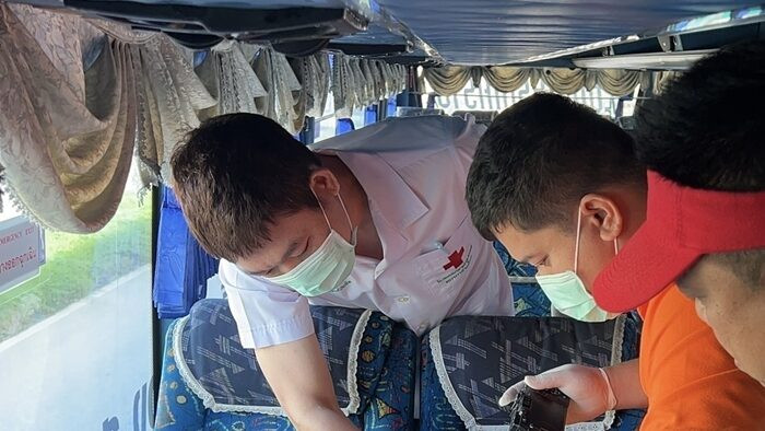 Người phụ nữ ngồi trên xe buýt suốt 3 tiếng không cử động, tài xế bàng hoàng khi lại gần kiểm tra Ảnh 1