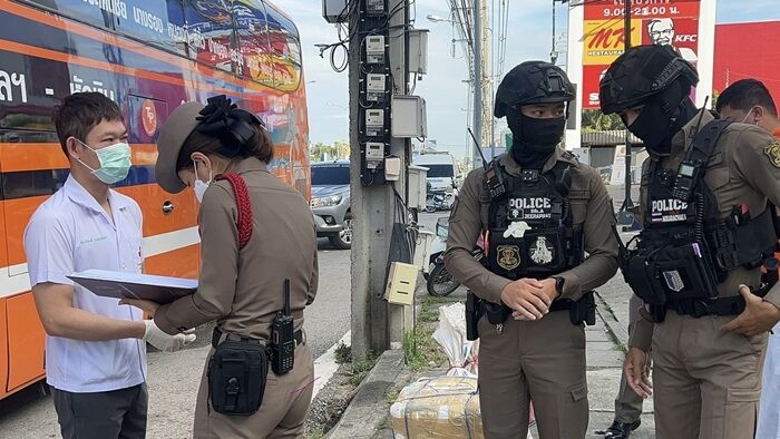 Người phụ nữ ngồi trên xe buýt suốt 3 tiếng không cử động, tài xế bàng hoàng khi lại gần kiểm tra Ảnh 2