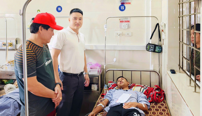 Đại diện CLB Hà Tĩnh cùng Hội CĐV đội bóng đã đến tận bệnh viện thăm hỏi và động viên Doãn Ngọc Tân. Ảnh: CLB Hà Tĩnh