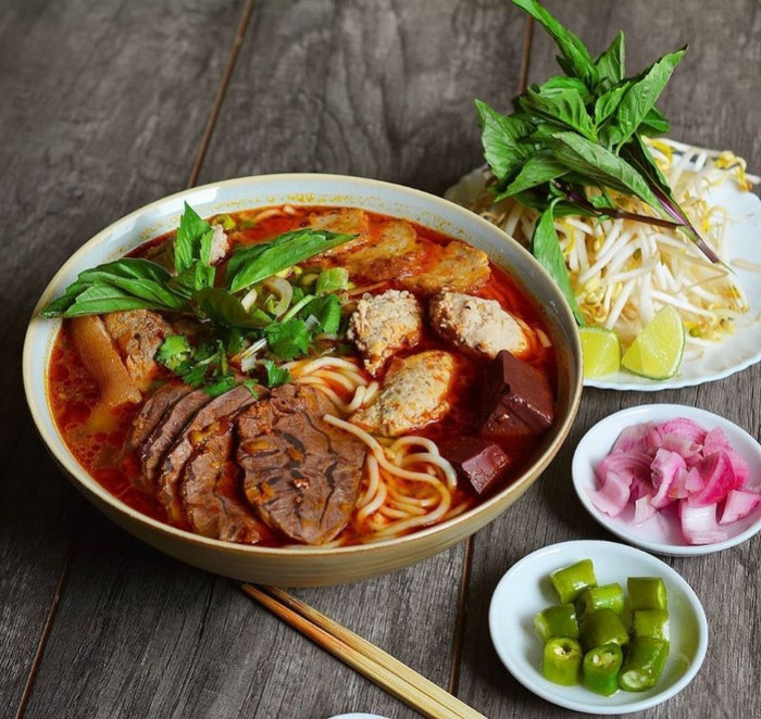 Khám phá loạt món ăn ngon bình dân, giá rẻ khi du lịch Huế Ảnh 1