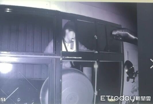 Gia đình mất trộm hơn 100 triệu đồng, người phụ nữ kiểm tra camera thì phát hiện sự việc đau lòng Ảnh 1