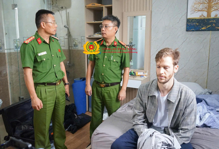 Đối tượng người nước ngoài cướp tiệm vàng đã bị bắt giữ sau 14 giờ gây án.