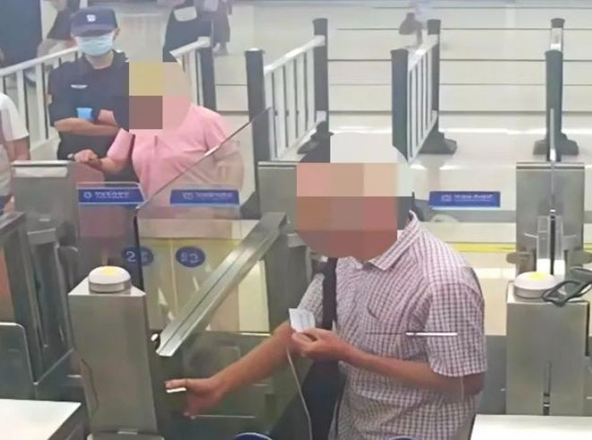 Cụ ông 79 tuổi 'phù phép' thành 69 trên giấy tờ tùy thân để 'xứng đôi vừa lứa' với bạn gái Ảnh 1