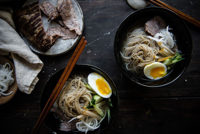 Mì, bún,... để trong tủ lạnh nhiều ngày đều tiềm ẩn nguy cơ nhiễm độc tố. (Ảnh minh hoạ)