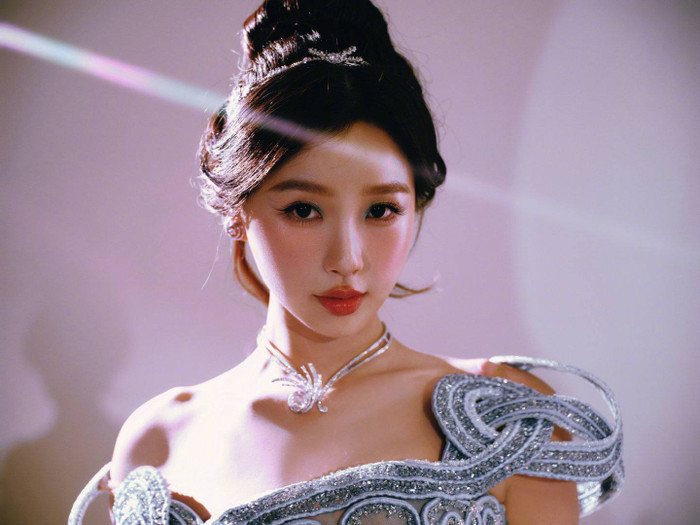 Ngu Thư Hân gây chú ý với loạt ồn ào về cuộc sống đời tư. Ảnh: Studio của Ngu Thư Hân