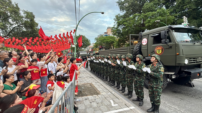 Nhiều tuyến đường ở Hà Nội sẽ cấm xe từ 18h tối nay để phục vụ cho tổng duyệt diễu binh, diễu hành. (Ảnh: Báo Người Lao Động)