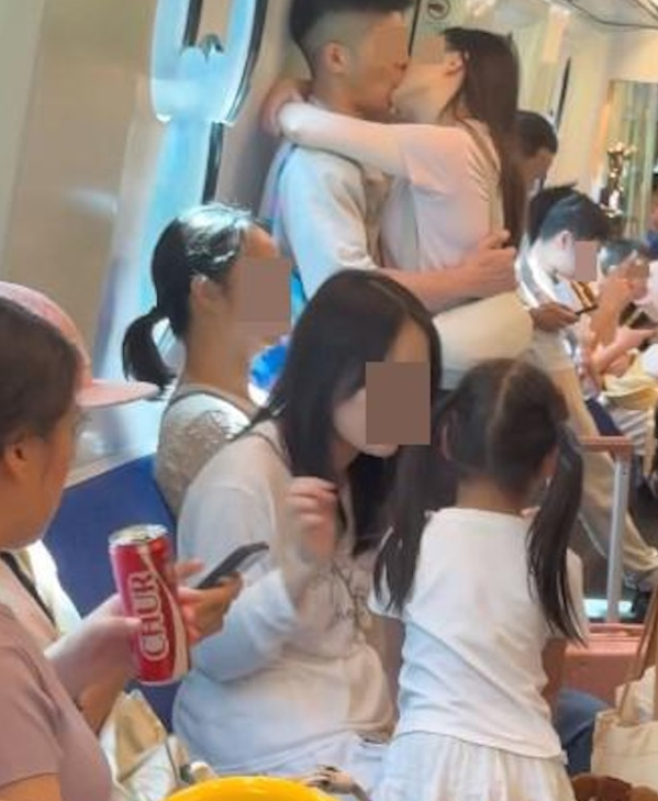 Cặp nam nữ hôn nhau say đắm trên tàu điện, nhiều hành khách 'ngượng đỏ mặt' Ảnh 4