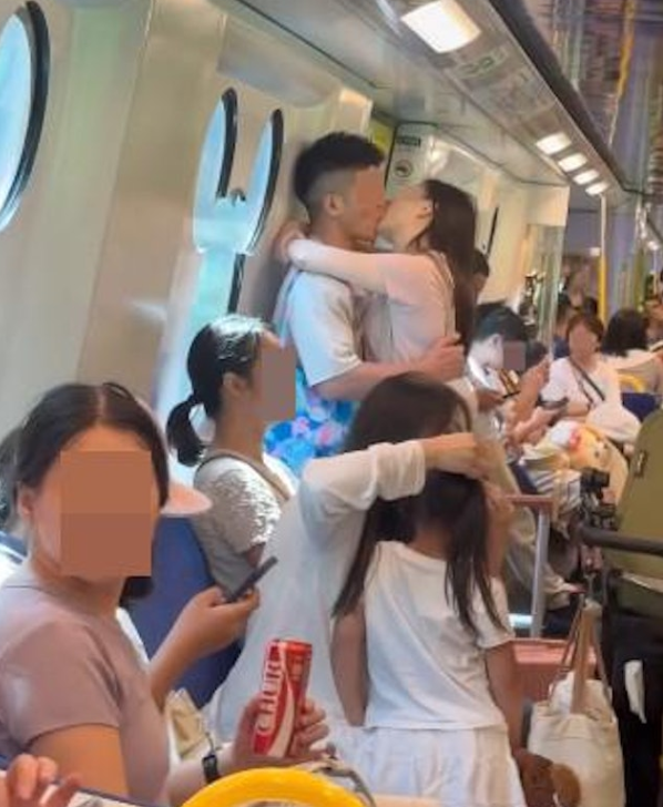 Cặp nam nữ hôn nhau say đắm trên tàu điện, nhiều hành khách 'ngượng đỏ mặt' Ảnh 2