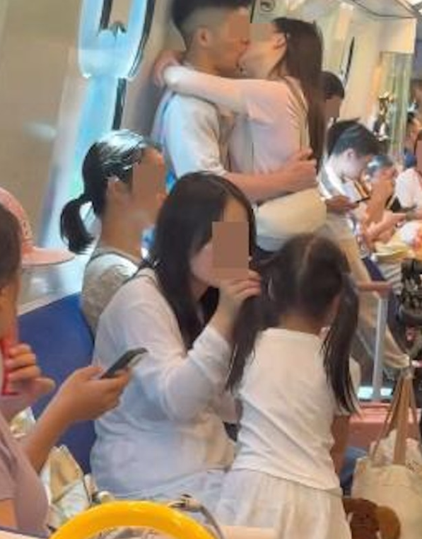 Cặp nam nữ hôn nhau say đắm trên tàu điện, nhiều hành khách 'ngượng đỏ mặt' Ảnh 3