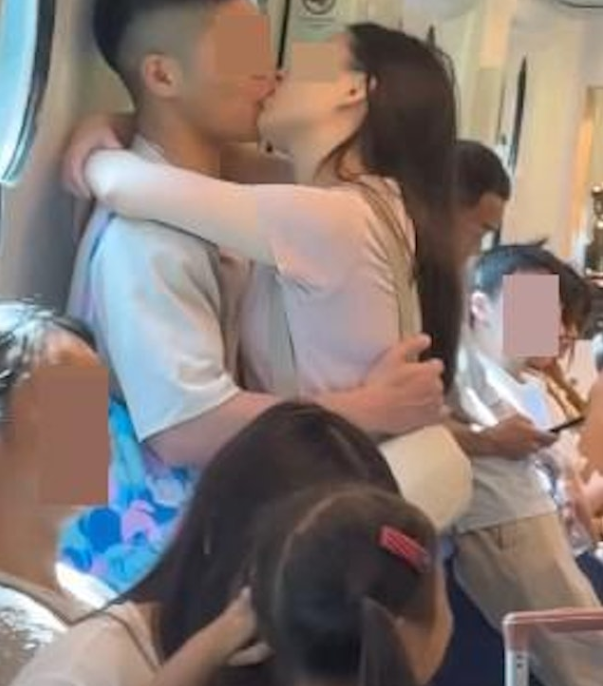 Cặp nam nữ hôn nhau say đắm trên tàu điện, nhiều hành khách 'ngượng đỏ mặt' Ảnh 1
