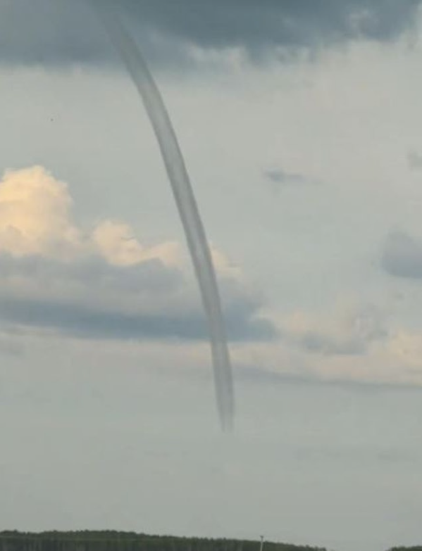 'Ống hút' kỳ lạ xuất hiện trên bầu trời khiến người dân xôn xao Ảnh 1