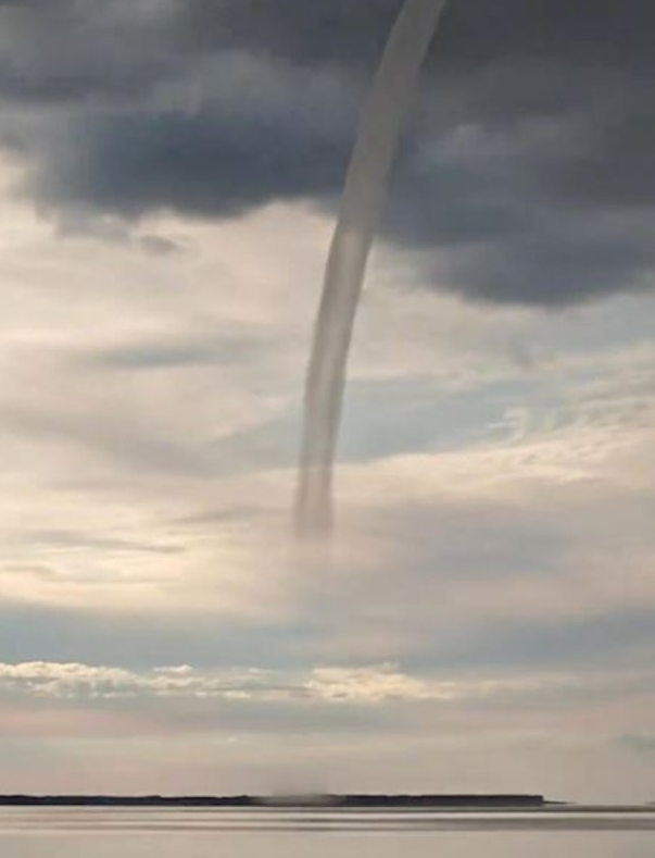 'Ống hút' kỳ lạ xuất hiện trên bầu trời khiến người dân xôn xao Ảnh 2