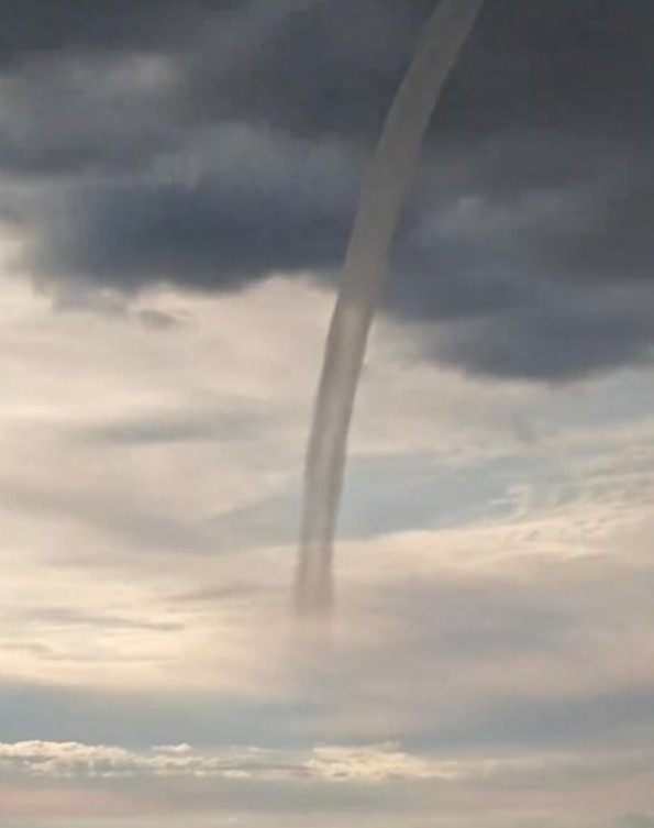 'Ống hút' kỳ lạ xuất hiện trên bầu trời khiến người dân xôn xao Ảnh 4