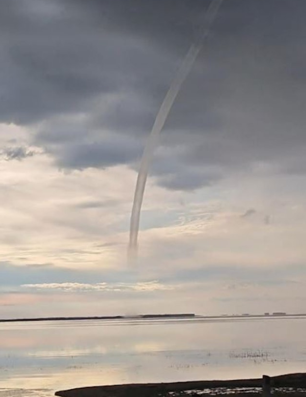 'Ống hút' kỳ lạ xuất hiện trên bầu trời khiến người dân xôn xao Ảnh 3