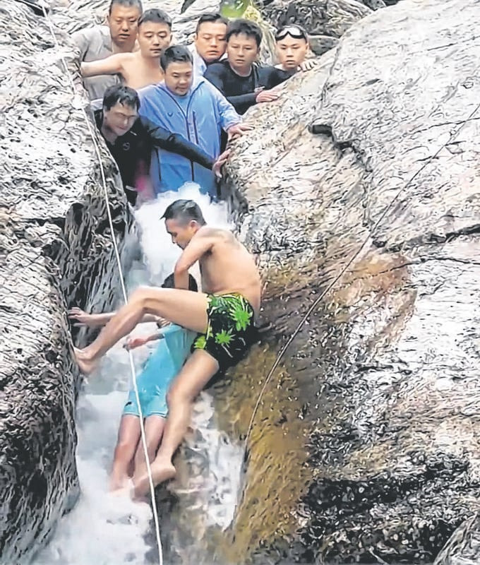 Mắc kẹt trong khe đá giữa dòng suối chảy xiết, thót tim khoảnh khắc khách du lịch hợp sức giải cứu cậu bé Ảnh 1