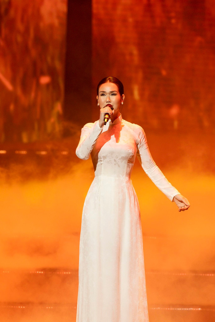 'Bà mẹ 2 con' đắt show nhất dịp Đại lễ, danh tính nữ ca sĩ chẳng xa lạ Ảnh 4