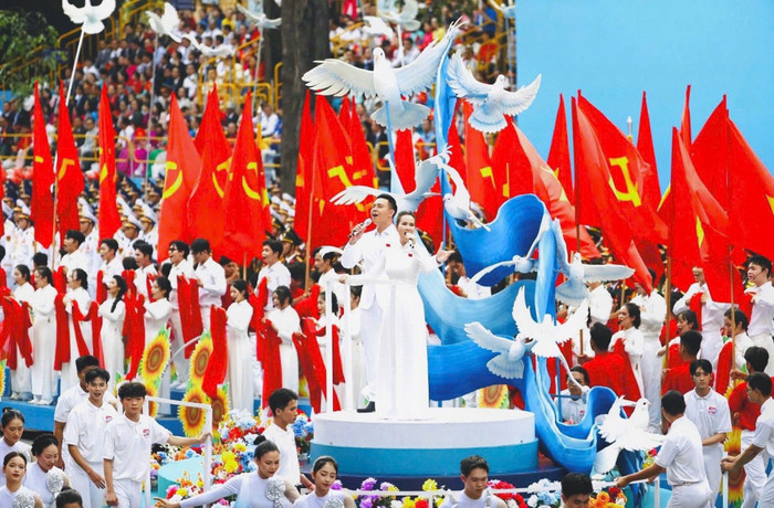 'Bà mẹ 2 con' đắt show nhất dịp Đại lễ, danh tính nữ ca sĩ chẳng xa lạ Ảnh 2