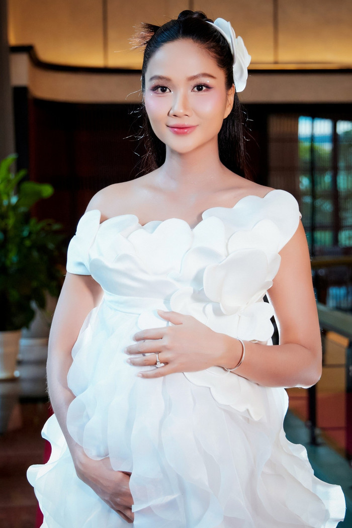 H'Hen Niê vẫn tích cực đi sự kiện trong thời gian mang thai. Ảnh: FBNV