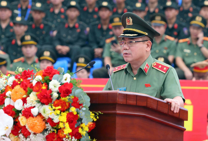 Trung tướng Nguyễn Thanh Tùng, Giám đốc Công an TP Hà Nội nhận nhiệm vụ và phát biểu quyết tâm. 