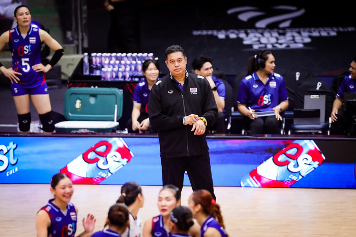 Sau thất bại 0-3 trước Nhật Bản tại vòng 1/8 giải vô địch bóng chuyền nữ thế giới 2025, HLV Kiattipong đã thẳng thắn chia sẻ cảm xúc. Ảnh: Thailand Volleyball Association