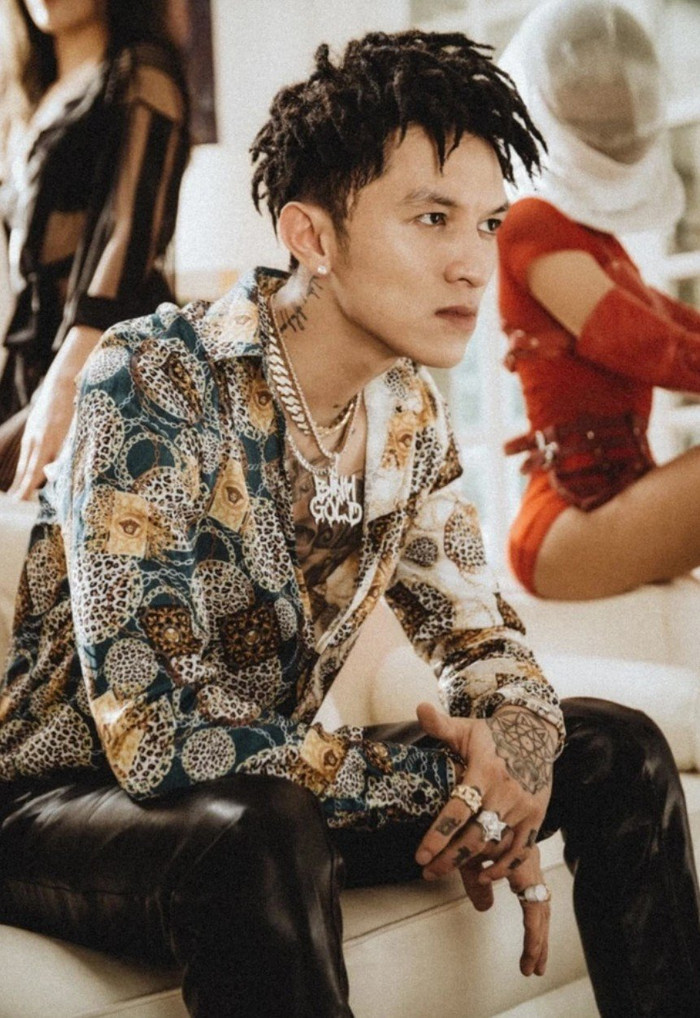 Có nhiều thông tin đồn đoán trên mạng xã hội cho rằng Bình Gold có gia thế giàu có.