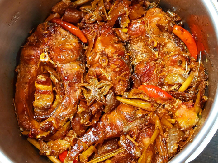 Món cá trắm kho ngon miệng. Cần làm sạch nội tạng cá, như mật cá trước khi chế biến. (Ảnh Quỳnh Vũ, từ Dân Trí)