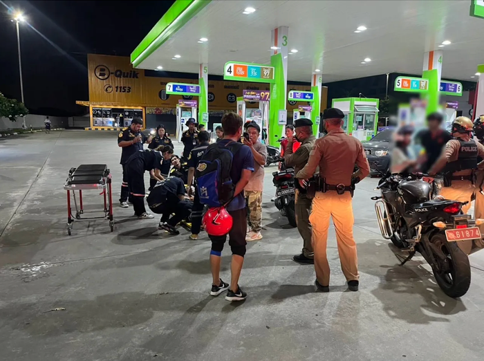 Hiện trường ca sĩ Peck Palitchoke bị đâm tại trạm xăng. Ảnh: Thairath