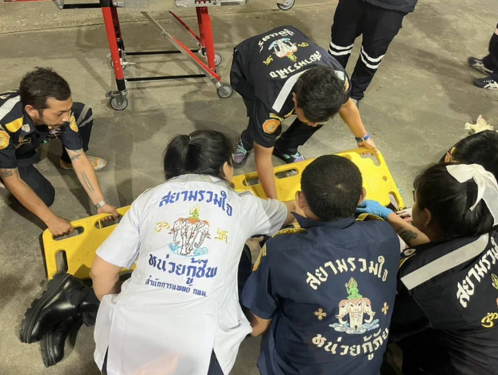 Ca sĩ Peck Palitchoke được sơ cứu tại hiện trường. Ảnh: Bangkok Post