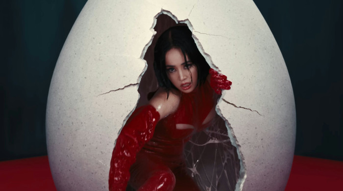 Nữ ca sĩ gây sốc với hình ảnh nhầy nhụa bên 16 vũ công Ảnh 1