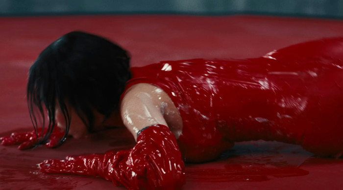 Nữ ca sĩ gây sốc với hình ảnh nhầy nhụa bên 16 vũ công Ảnh 5