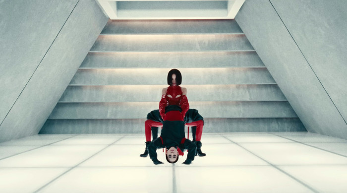 Nữ ca sĩ gây sốc với hình ảnh nhầy nhụa bên 16 vũ công Ảnh 8