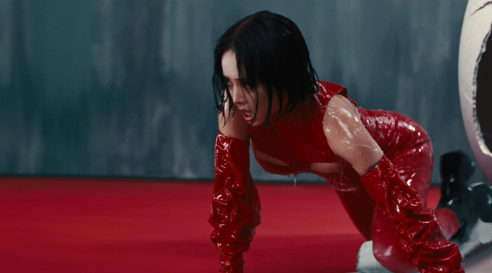 Nữ ca sĩ gây sốc với hình ảnh nhầy nhụa bên 16 vũ công Ảnh 3